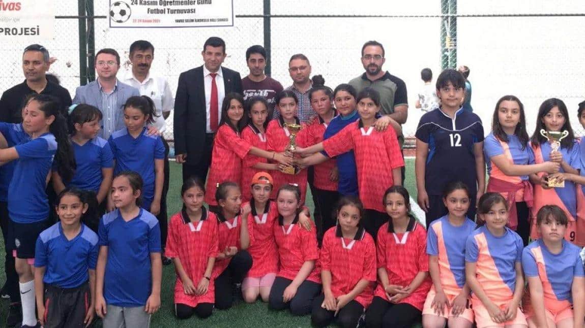 Kız Futbol dostluk turnuvasında okulumuz 2. oldu